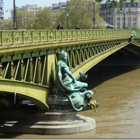 Mirabeau - View Seine & Tour Eiffel Paris